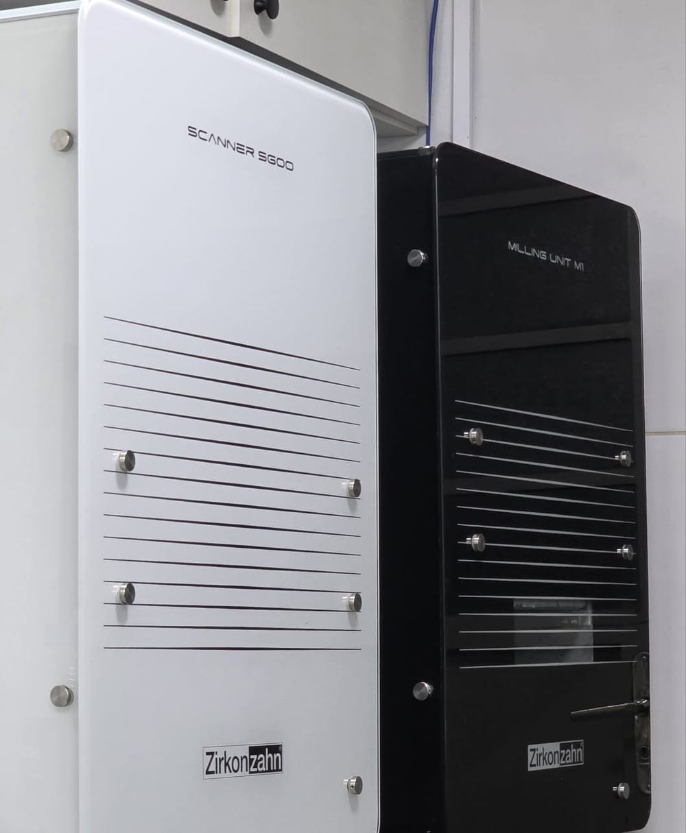 Scanner S600 e unidade de fresagem M1 da Zirkonzahn no laboratório