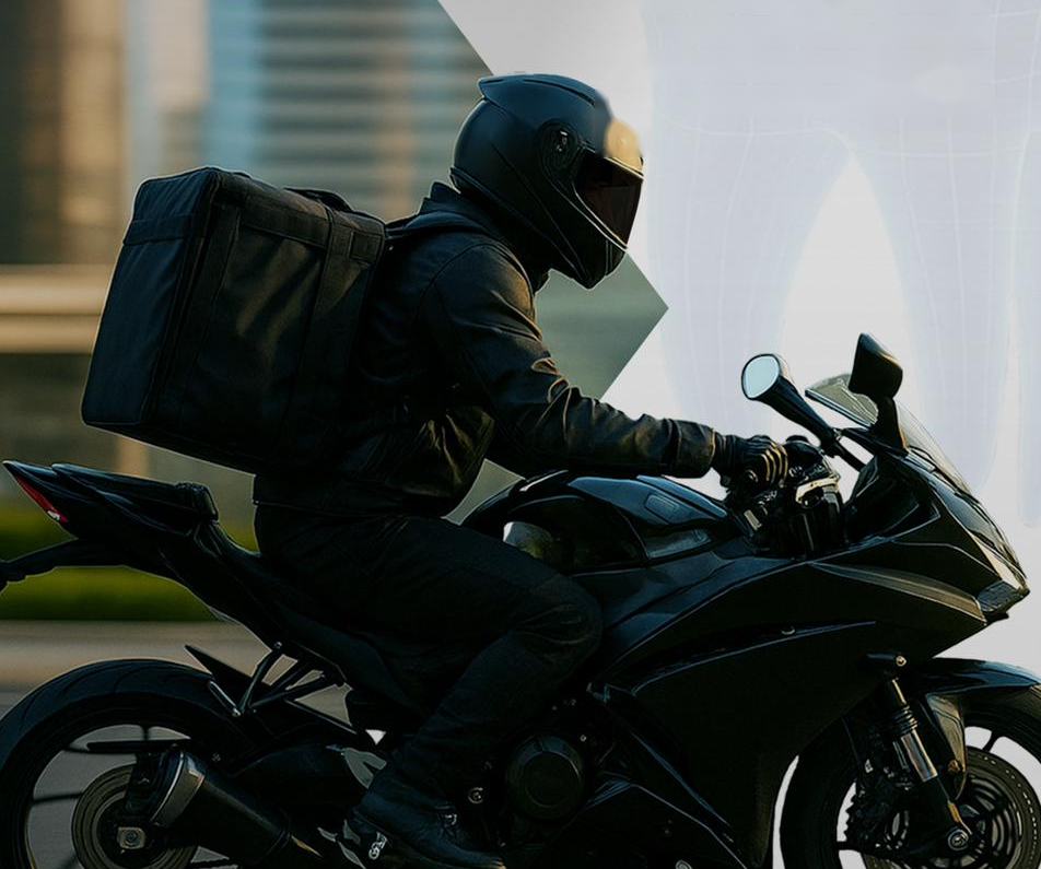 Entregador de moto com mochila térmica em avenida